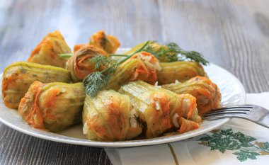 Geleneksel lezzetli Türkçe - Yunan mutfağı, Türk yemeği; doldurulmuş kabak çiçekleri (Türkçe adı; kabak cicegi dolmasi))