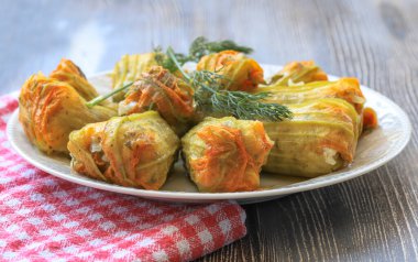 Geleneksel lezzetli Türkçe - Yunan mutfağı, Türk yemeği; doldurulmuş kabak çiçekleri (Türkçe adı; kabak cicegi dolmasi))