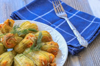 Geleneksel lezzetli Türkçe - Yunan mutfağı, Türk yemeği; doldurulmuş kabak çiçekleri (Türkçe adı; kabak cicegi dolmasi))
