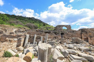Ephesus (Efes) antik kentinde Celsius Kütüphanesi. Çoğu Türkiye 'deki antik kenti ziyaret etti. Selcuk, İzmir TurkEY