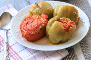 Biberli, domatesli, geleneksel Türk yemeği. Pirinçle doldurulmuş biber ve domates. (Türk mutfağı)