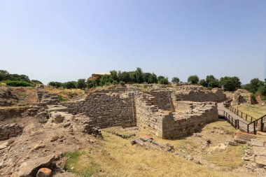 Çanakkale - Türkiye 01.2021 Truva veya İyon arkeolojik sahasından görüş. Küçük Asya 'da Yunan Homer' dan tanınan antik bir Yunan kenti, Iliad 'da kaydedilen ilk Yunan iç savaşını, Truva savaşını anlatıyor..