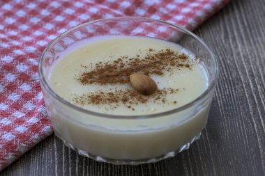 Geleneksel lezzetli Türk Tatlıları; sütlaç