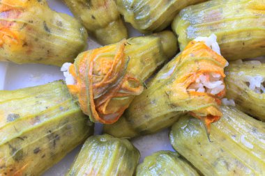 Geleneksel lezzetli Türkçe - Yunan mutfağı, Türk yemeği; doldurulmuş kabak çiçekleri (Türkçe adı; kabak cicegi dolmasi))