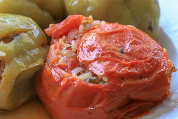 Geleneksel domatesli Türk yemeği. Pirinçle doldurulmuş domatesler. (Türk mutfağı)