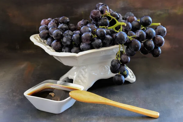 Üzüm pekmezi ve taze organik üzüm.