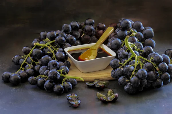 Traubenmelasse Und Frische Bio Trauben — Stockfoto