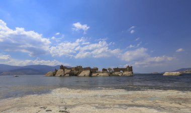 Türkiye 'nin Mugla ilinin Bafa gölündeki Kapikiri köyünde antik tahkimatlara sahip ada.