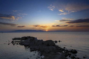 Dikili - İzmir - Bademli Mahallesi 'nde sıcak bir yaz gününde Türkiye Günbatımı