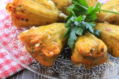 Geleneksel lezzetli Türkçe - Yunan mutfağı, Türk yemeği; doldurulmuş kabak çiçekleri (Türkçe adı; kabak cicegi dolmasi))