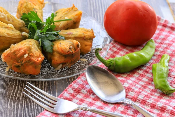 Geleneksel Lezzetli Türkçe Yunan Mutfağı Türk Yemeği Doldurulmuş Kabak Çiçekleri — Stok fotoğraf