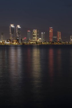 İzmir, Türkiye - 21 Eylül 2021: İzmir 'in yeni gökdelenler ilçesinin deniz manzarası. İzmir Türkiye 'nin üçüncü büyük kentidir..