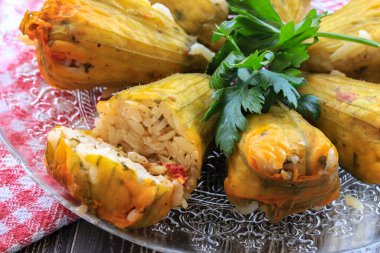 Geleneksel lezzetli Türkçe - Yunan mutfağı, Türk yemeği; doldurulmuş kabak çiçekleri (Türkçe adı; kabak cicegi dolmasi))
