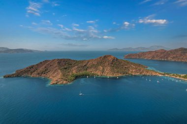 Veri yarımadasının Akdeniz kıyısında. Data 'nın kıyı şeridi büyük ve küçük, derin ve kristal mavi koylar ve esnemelerden oluşur. İHA görüntüsü. Marmaris. Muglas. Türkiye