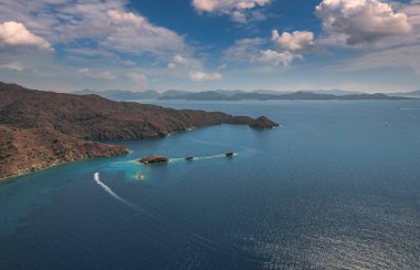 Veri yarımadasının Akdeniz kıyısında. Data 'nın kıyı şeridi büyük ve küçük, derin ve kristal mavi koylar ve esnemelerden oluşur. İHA görüntüsü. Marmaris. Muglas. Türkiye