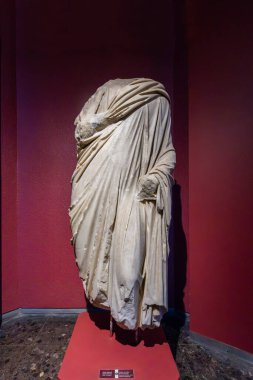 İzmir - Türkiye, 28 Kasım 2024, İzmir Arkeoloji ve Etnoğrafya Müzesi. Sağlık Tanrıçası. Hijyen, Roma dönemi.