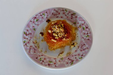 Kaday usulü Türk tatlısını yakın plan çek. Ceviz dolgulu kadayf tatlısı