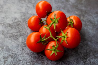 ahşap arka planda Olgun kırmızı domates.