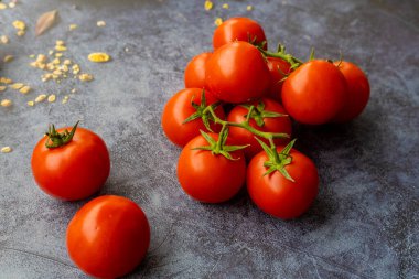 ahşap arka planda Olgun kırmızı domates.
