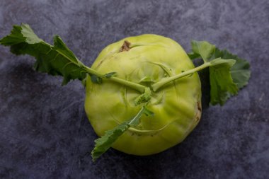 Kohlrabi, Alman şalgam, Gulumbra, Yerbasi, Kolorabi gibi isimlerle de bilinir..
