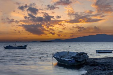 Türkiye - İzmir 01.06.2025; İzmir 'in Yenisakran Mahallesi' nde günbatımı.