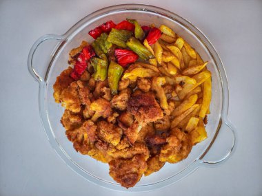 Karnabahar tabağı. Patates, biber, karnabahar kızartması..