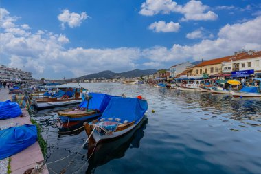 Foca, Türkiye - 27 Ocak 2025: Eski Foca, Ege kıyısı, İzmir, Türkiye, limandan deniz kenarına bakıyor. Old Foca Türkiye 'de popüler bir sahil beldesidir.