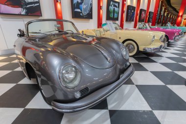 İzmir, Türkiye - 07 Mart 2025: Key Museum Türkiye 'nin en kapsamlı klasik araba ve motosiklet müzesidir