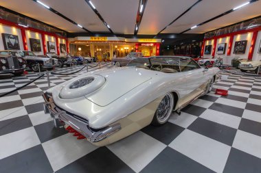 İzmir, Türkiye - 07 Mart 2025: Key Museum Türkiye 'nin en kapsamlı klasik araba ve motosiklet müzesidir