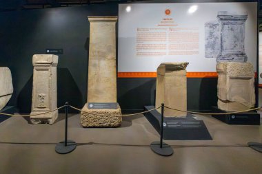 İzmir, Türkiye - 28 Kasım 2024: İzmir Kültür ve Sanat Fabrikasının iç görünümü. Demeter, Helenistik dönem. Bronz.