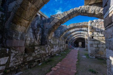 Türkiye - İzmir 26 Aralık 2024: Antik İzmir Agora kentinde yapılan kazıların fotoğrafları.