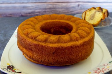 Ev yapımı taze dilimlenmiş çikolata dolgulu kek..