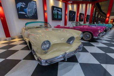 İzmir, Türkiye - 07 Mart 2025: Key Museum Türkiye 'nin en kapsamlı klasik araba ve motosiklet müzesidir