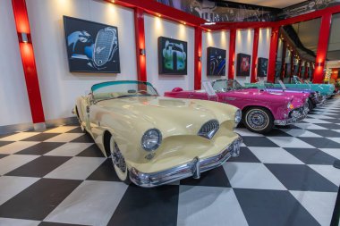 İzmir, Türkiye - 07 Mart 2025: Key Museum Türkiye 'nin en kapsamlı klasik araba ve motosiklet müzesidir