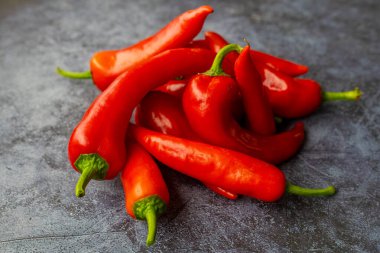 Ahşap arka plan üzerinde kırmızı biber..
