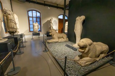 İzmir, Türkiye - 28 Kasım 2024: İzmir Kültür ve Sanat Fabrikasının iç görünümü.