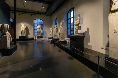 İzmir, Türkiye - 28 Kasım 2024: İzmir Kültür ve Sanat Fabrikasının iç görünümü.