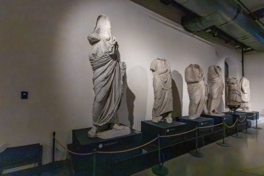 İzmir, Türkiye - 28 Kasım 2024: İzmir Kültür ve Sanat Fabrikasının iç görünümü.