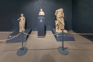 İzmir, Türkiye - 28 Kasım 2024: İzmir Kültür ve Sanat Fabrikasının iç görünümü.