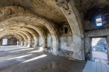 Türkiye - İzmir 26 Aralık 2024: Antik İzmir Agora kentinde yapılan kazıların fotoğrafları.