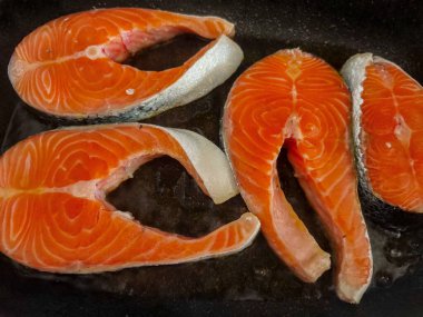 Sağlıklı, dilimlenmiş somon filetosu pişirmeye hazır..