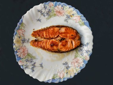 Sağlıklı dilimlenmiş ve pişirilmiş somon..