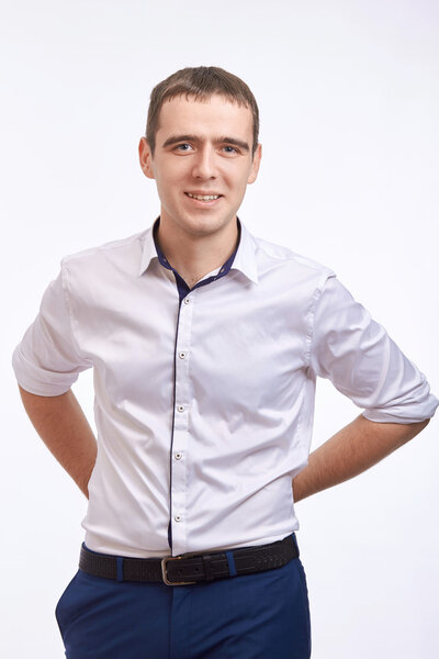 Молодой курящий человек
