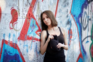 graffiti arka plan üzerine genç kız