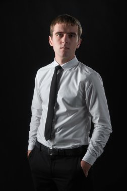 siyah arka planda Man