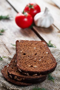 Ekmek ve sebze üç adet