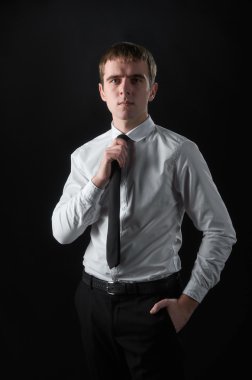 siyah arka planda Man