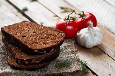 Ekmek ve sebze üç adet