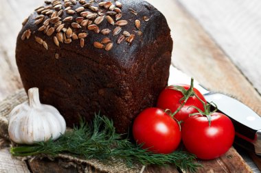 Ekmek, bıçak ve sebze