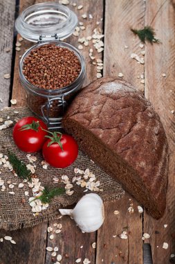 Ekmek ve kavanoz buğday ile